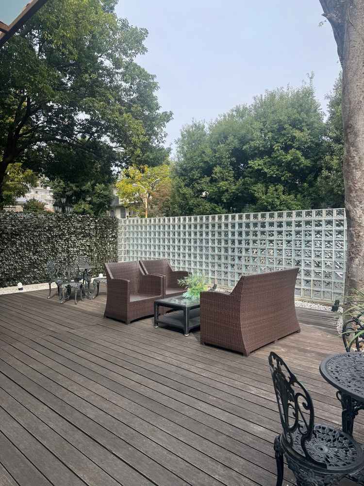 緑に囲まれたテラススペース。ゲストがリラックスして過ごせそうな場所でした。