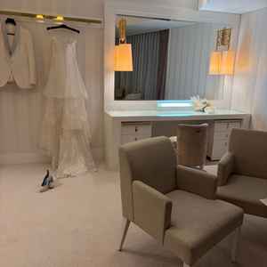 客室の控え室です。挙式前日に宿泊する場合は、この部屋で着替えをします。ホテルで挙式をするメリットです