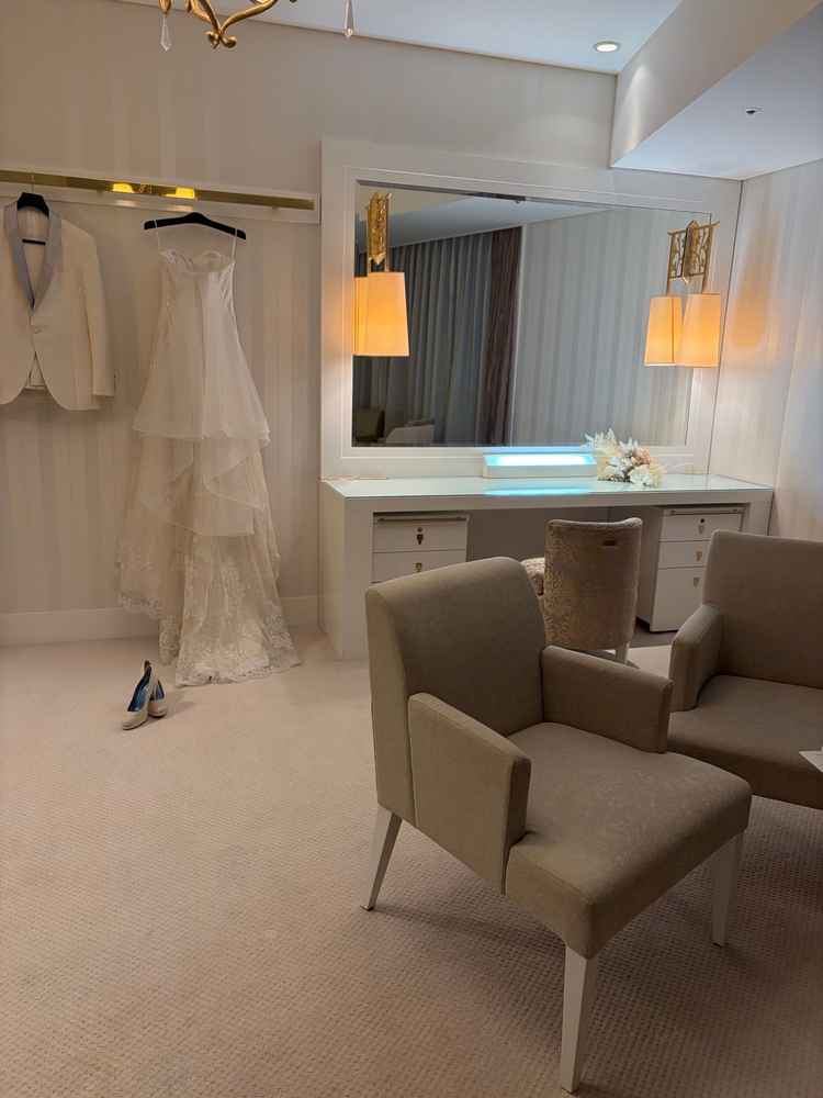 客室の控え室です。挙式前日に宿泊する場合は、この部屋で着替えをします。ホテルで挙式をするメリットです