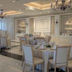 披露宴会場。きれいにまとまっており、装飾品もきれいなものだった。