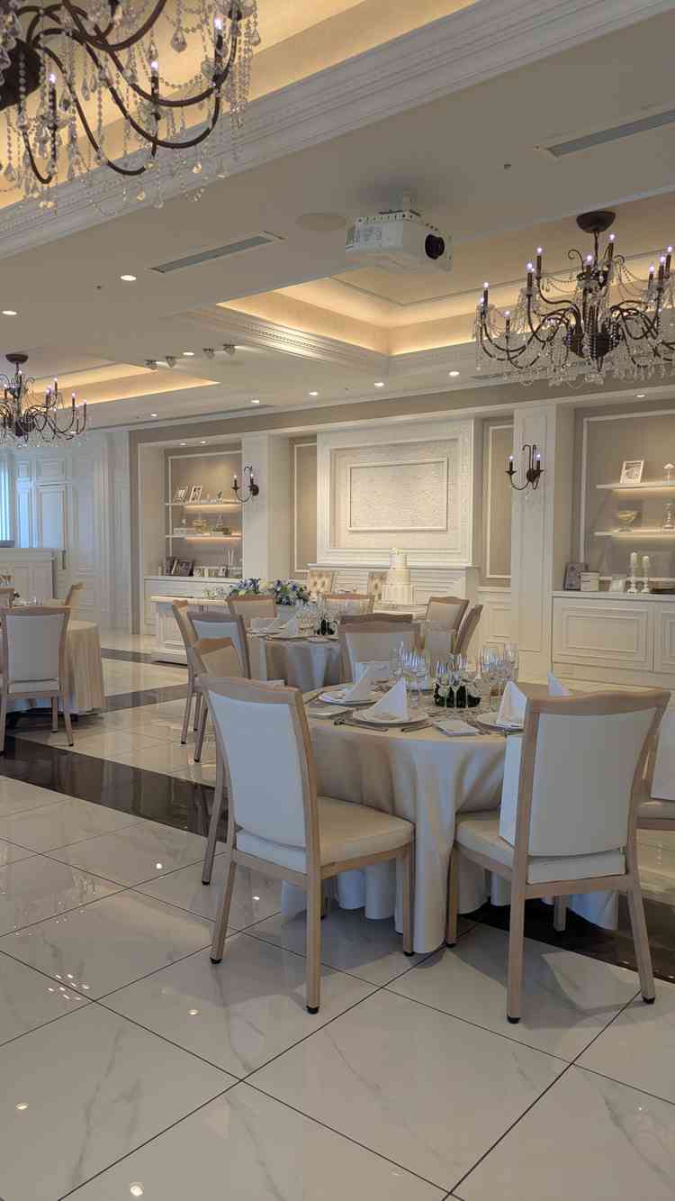 披露宴会場。きれいにまとまっており、装飾品もきれいなものだった。