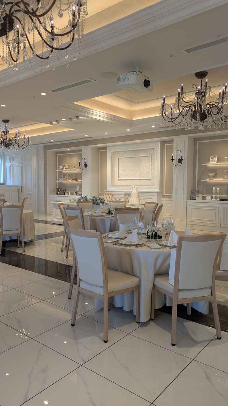 披露宴会場。きれいにまとまっており、装飾品もきれいなものだった。