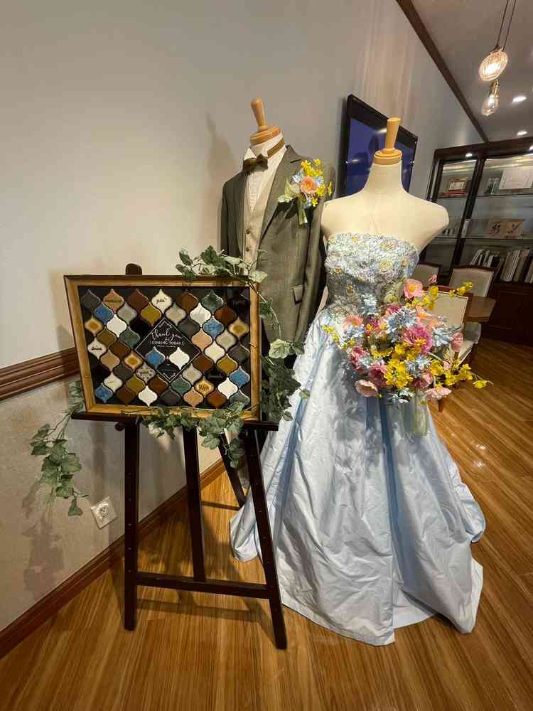 サロン入り口です。衣装や挙式例が展示されておりました。