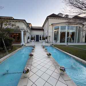 2つ目の披露宴会場のガーデンです。入り口には、水辺があり、芝生が広がっていて、開放感があった。