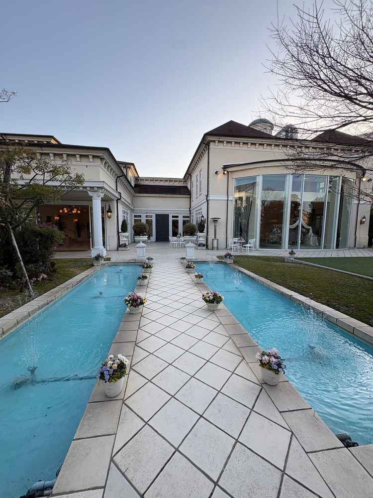 2つ目の披露宴会場のガーデンです。入り口には、水辺があり、芝生が広がっていて、開放感があった。