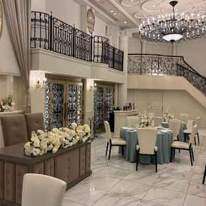 白基調のため、選ぶクロスの色で印象をガラッと変えられて良い！ただ白いイスの汚れは少し気になるかも…