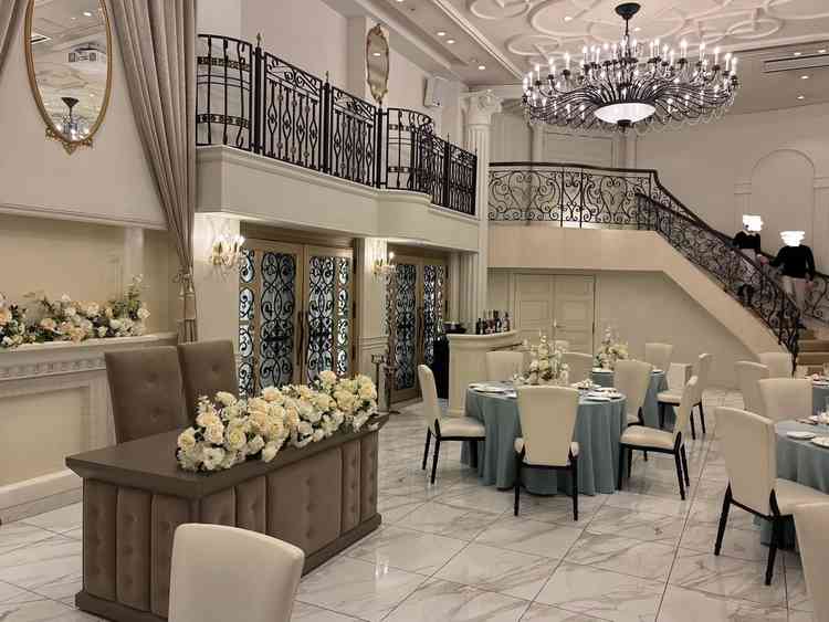 白基調のため、選ぶクロスの色で印象をガラッと変えられて良い！ただ白いイスの汚れは少し気になるかも…