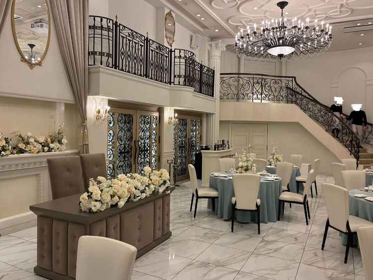 白基調のため、選ぶクロスの色で印象をガラッと変えられて良い！ただ白いイスの汚れは少し気になるかも…