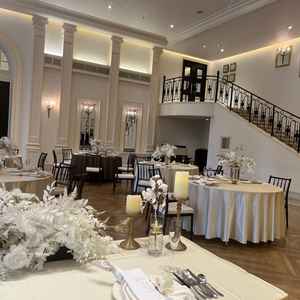 披露宴会場は天井も高く、開放感のある雰囲気で素敵でした。ゲストテーブルとの距離も近く良かったです。