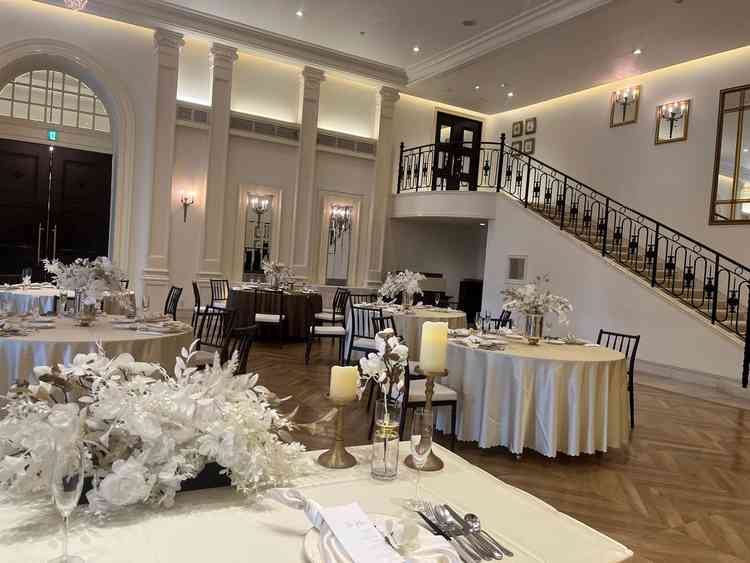 披露宴会場は天井も高く、開放感のある雰囲気で素敵でした。ゲストテーブルとの距離も近く良かったです。