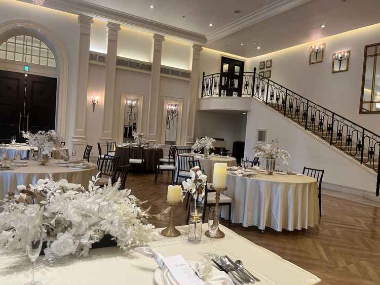 披露宴会場は天井も高く、開放感のある雰囲気で素敵でした。ゲストテーブルとの距離も近く良かったです。