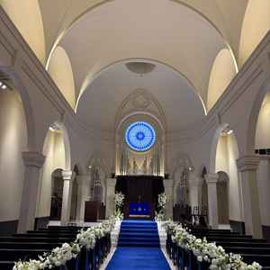 チャペルの写真。青色のバージンロードがとても綺麗でした