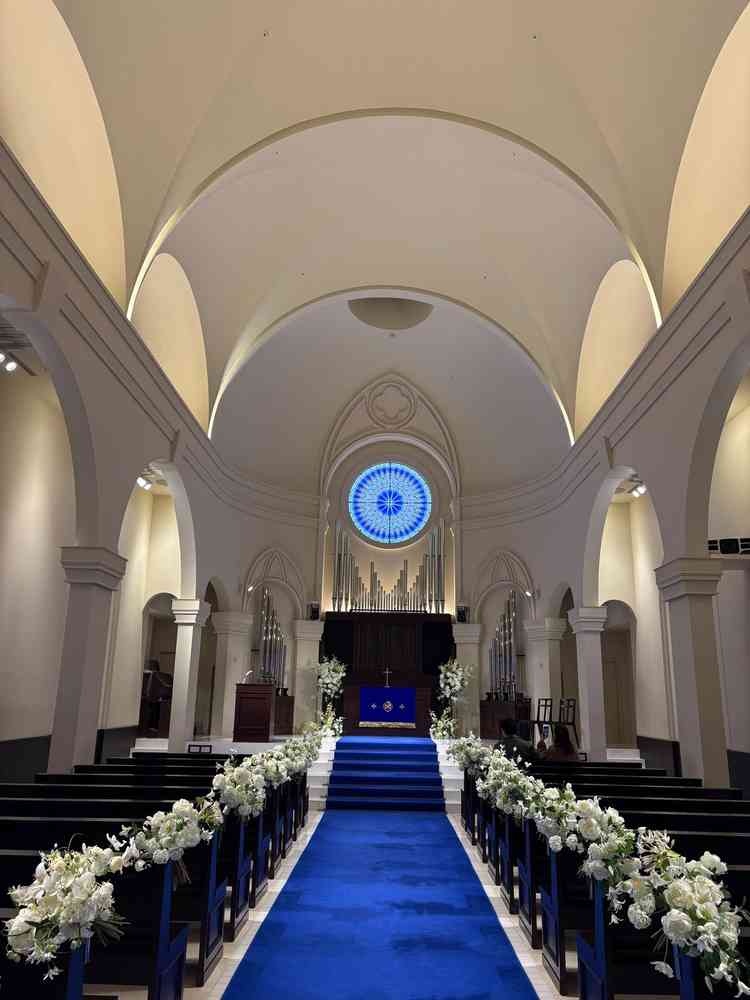 チャペルの写真。青色のバージンロードがとても綺麗でした