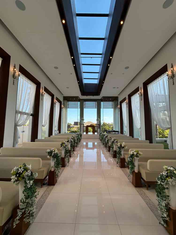 挙式会場。天気が悪くても光を多く取り込める設計になっているそうです。