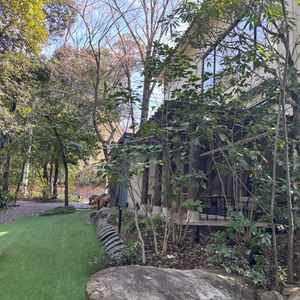 会場の外観。緑が豊富でよかった。