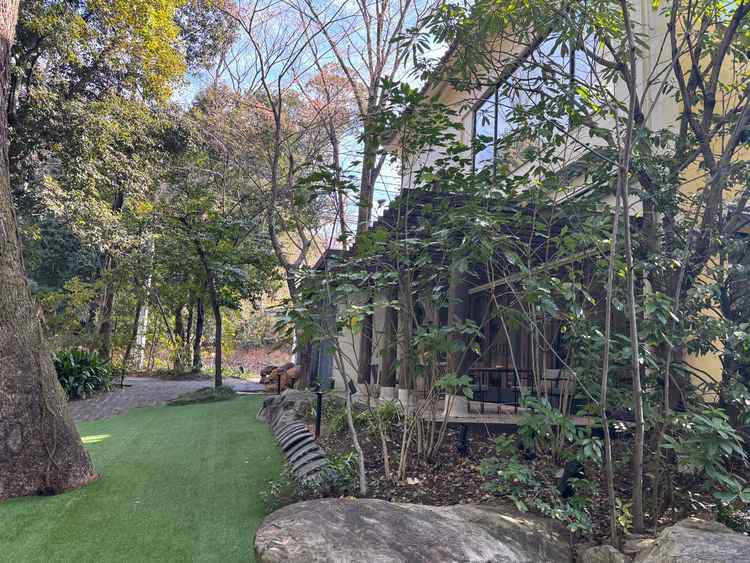 会場の外観。緑が豊富でよかった。