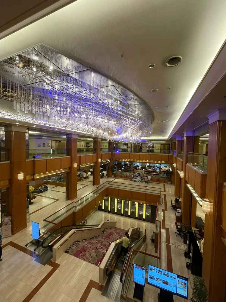 ロビーの写真です。天井のシャンデリアは天の川をモチーフにしているそうです。