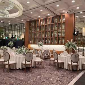 奥行きの広い披露宴会場。ミラーの壁面だからか、より広く感じます。内装がゴージャスで、天井も高くて圧迫