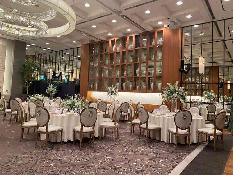 奥行きの広い披露宴会場。ミラーの壁面だからか、より広く感じます。内装がゴージャスで、天井も高くて圧迫
