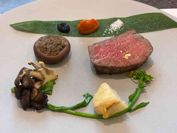 試食会でいただいたコースのメインです。ステーキも付け合わせも美味しかったです。