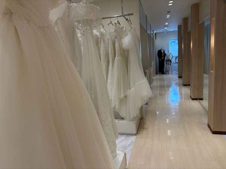 式場内にドレスがあるので、他店舗に行く手間がない点が良いなと思いました。種類も豊富でした。
