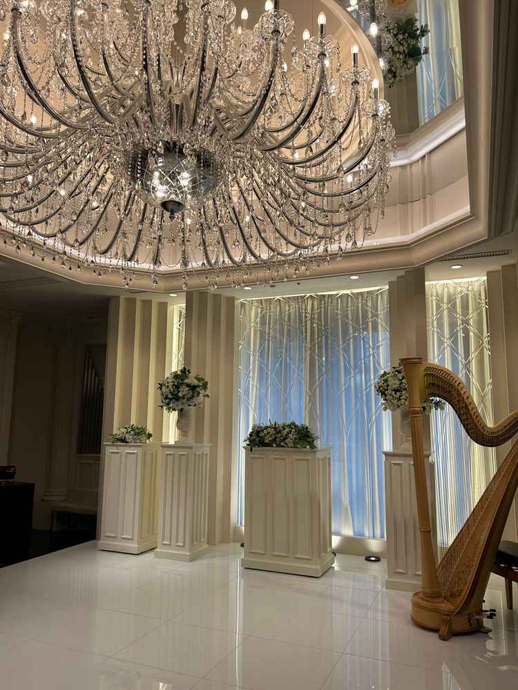 チャペルの写真。大きなシャンデリアが素敵でした。