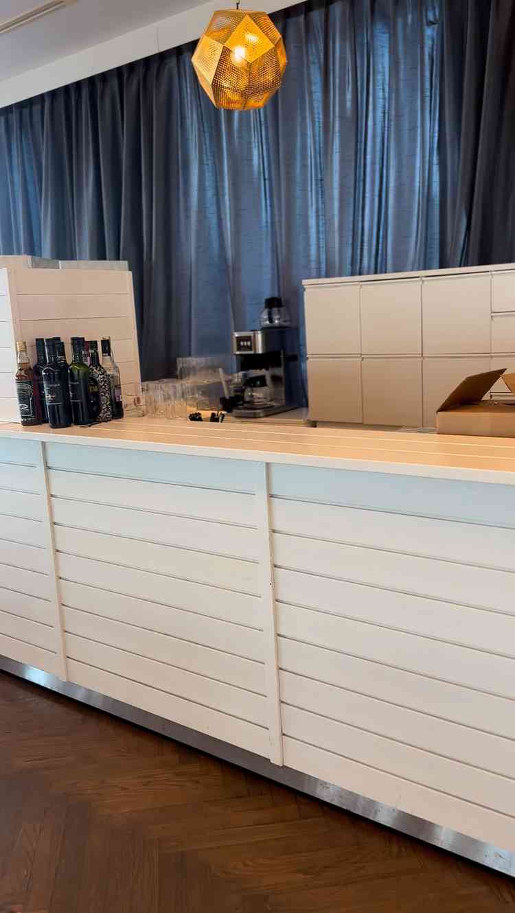 披露宴会場内バーカウンター。スタイリッシュで素敵！