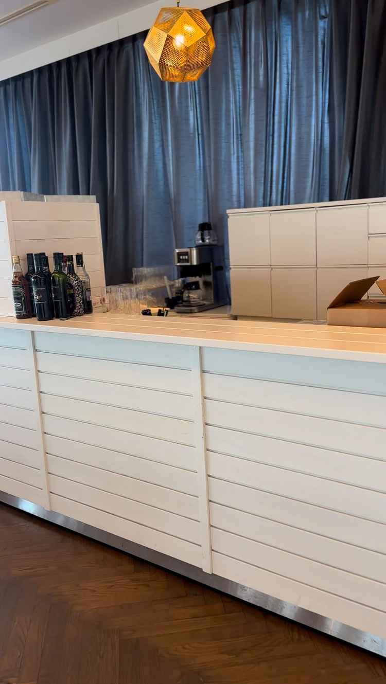 披露宴会場内バーカウンター。スタイリッシュで素敵！