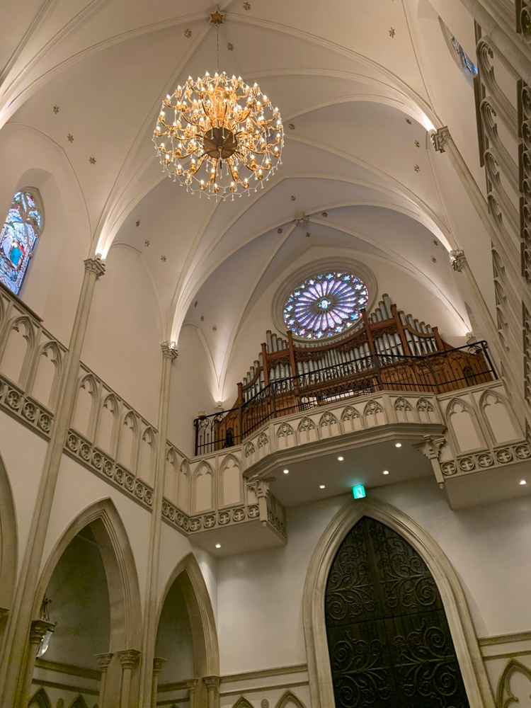 チャペル後方上空のオルガン画像