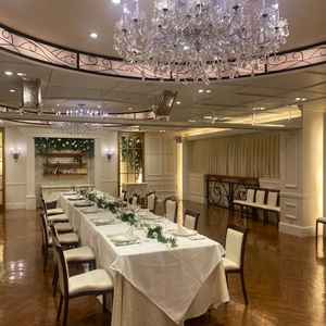 華やかな披露宴会場で少人数だけの開催でもアットホームに過ごせそうだなと思いました。