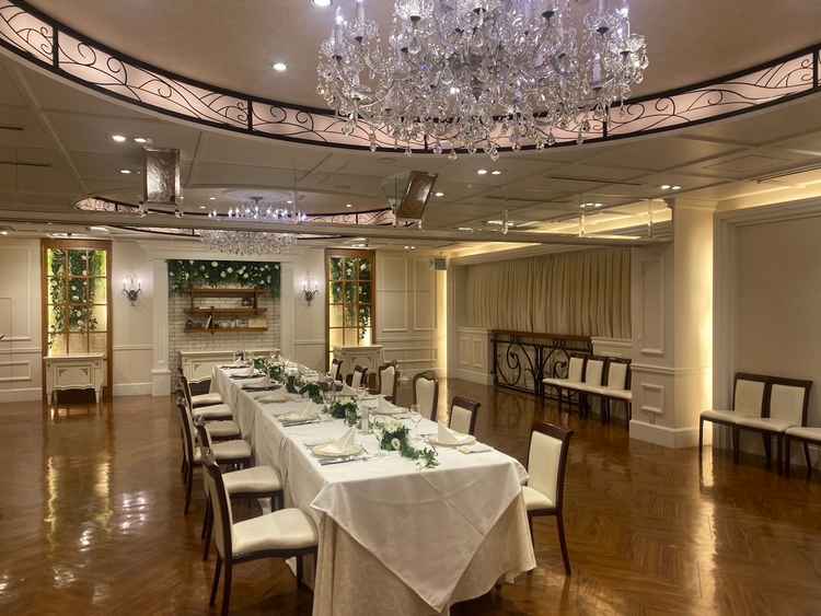 華やかな披露宴会場で少人数だけの開催でもアットホームに過ごせそうだなと思いました。