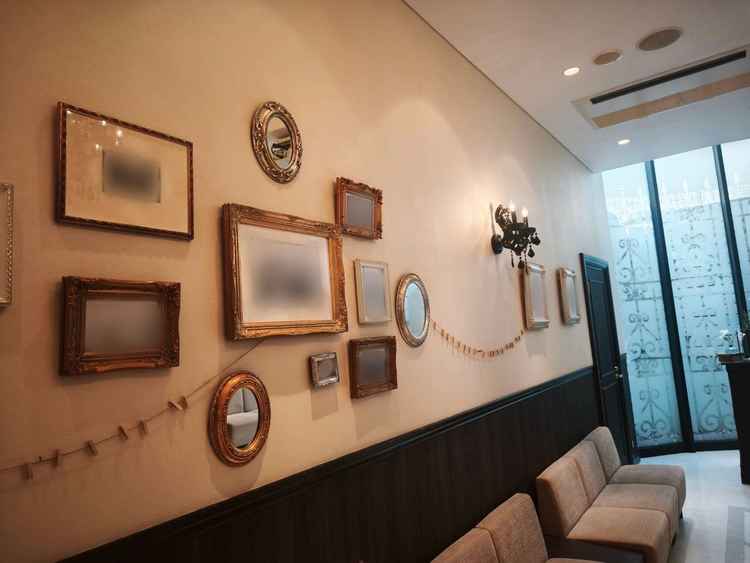 落ち着いた雰囲気の受付スペース。