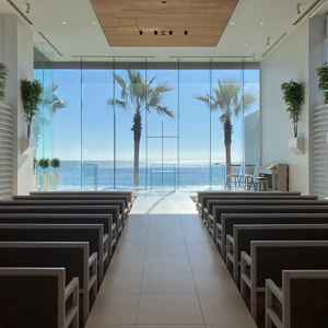 海が目の前に広がり、光が降り注いで、とても綺麗なチャペルでした。扉が開いた瞬間、感動が先にきます。