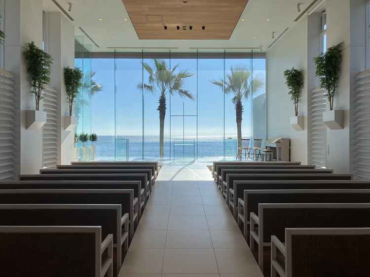 海が目の前に広がり、光が降り注いで、とても綺麗なチャペルでした。扉が開いた瞬間、感動が先にきます。