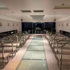 砂浜のバージンロードとオーシャンビューのチャペルです。