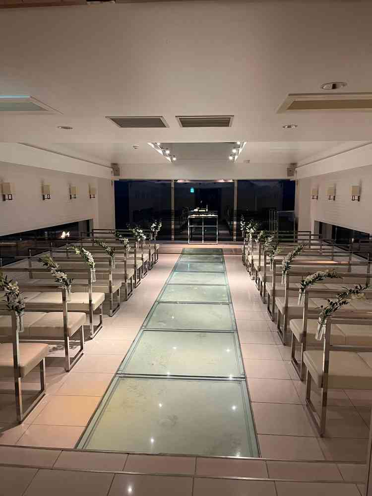 砂浜のバージンロードとオーシャンビューのチャペルです。