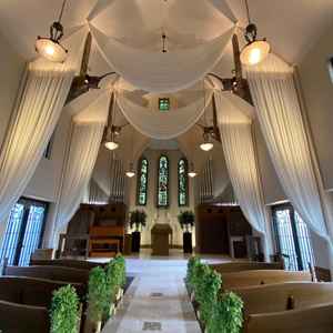 天井が高い大聖堂。大きなパイプオルガンがあり、聖歌隊やフルートの演奏もある。