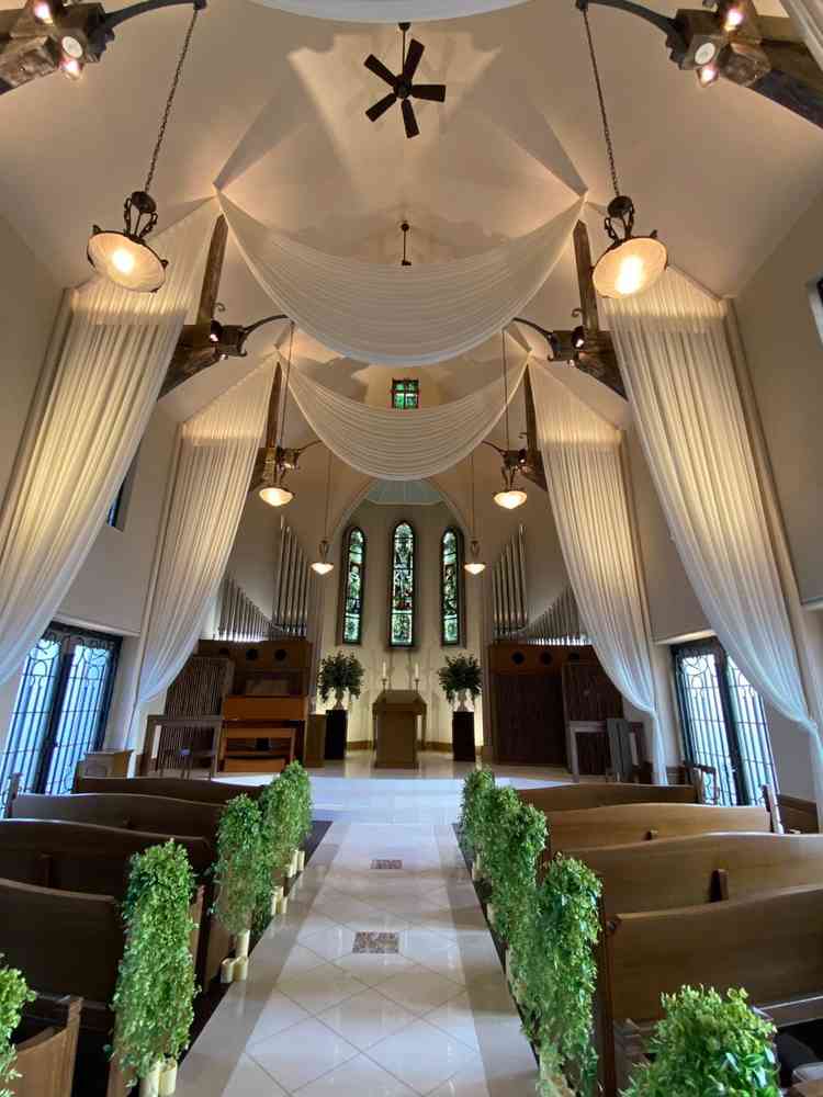 天井が高い大聖堂。大きなパイプオルガンがあり、聖歌隊やフルートの演奏もある。