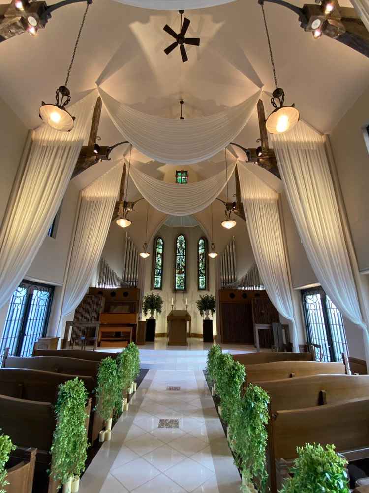 天井が高い大聖堂。大きなパイプオルガンがあり、聖歌隊やフルートの演奏もある。