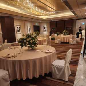 窓がないタイプの披露宴会場　ホテルの披露宴会場って感じがした。