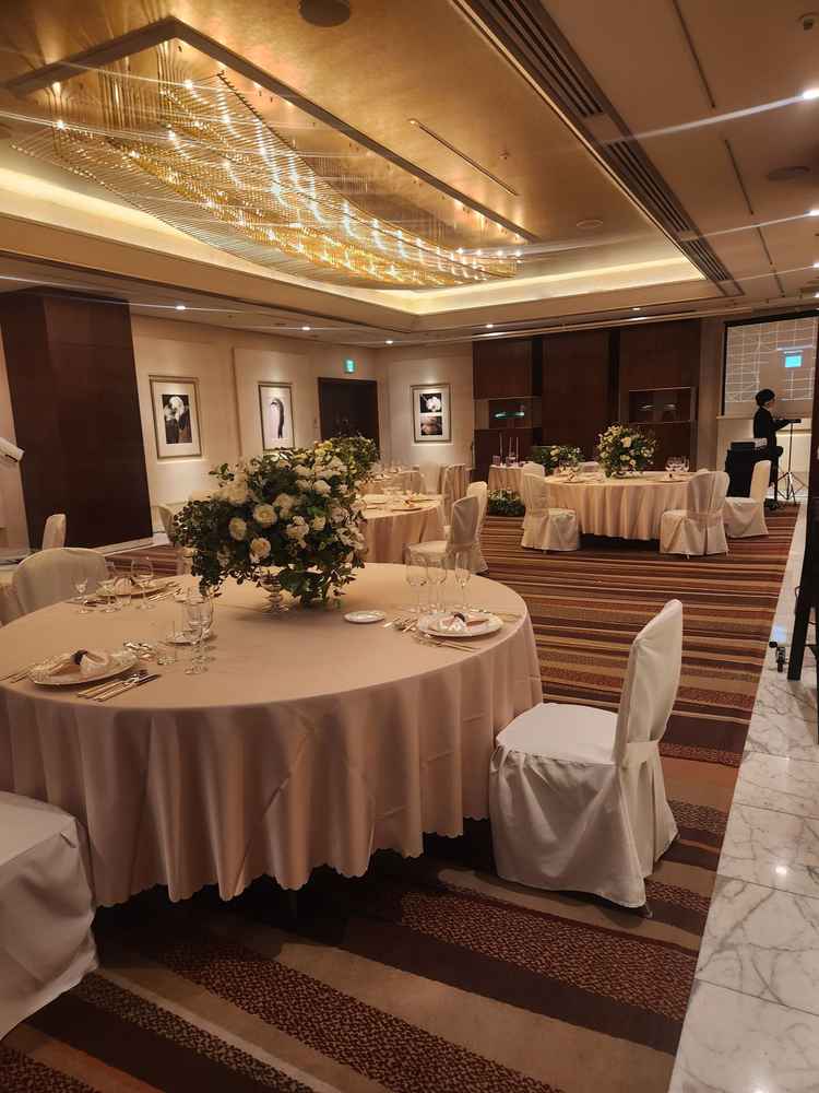 窓がないタイプの披露宴会場　ホテルの披露宴会場って感じがした。