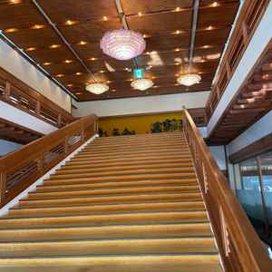 結婚式で写真を皆んなで撮れる階段がありとても写真映えすると感じました。