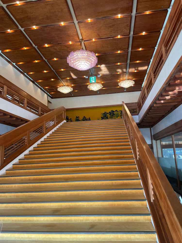 結婚式で写真を皆んなで撮れる階段がありとても写真映えすると感じました。