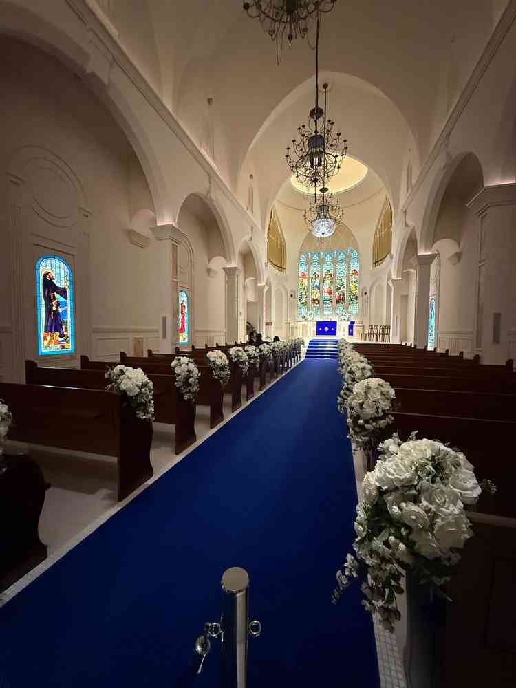 どんな天候であっても素敵な会場になるようにと、スタンドグラスはライトアップされていました