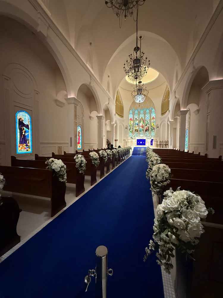 どんな天候であっても素敵な会場になるようにと、スタンドグラスはライトアップされていました