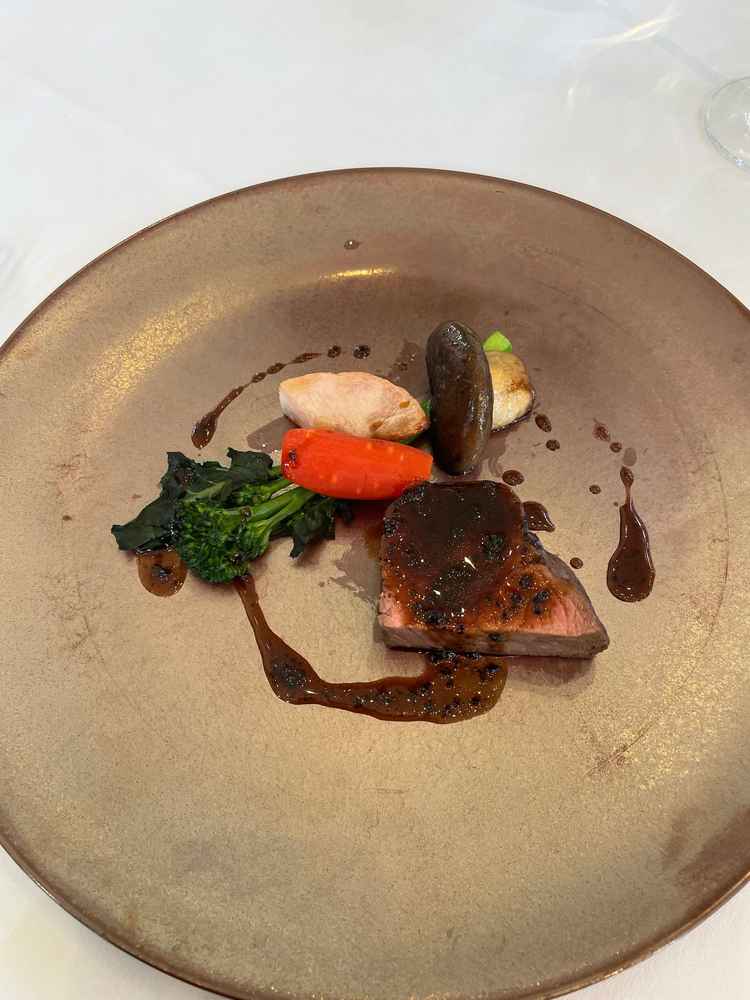 試食した料理　フィレ肉　セットでついていた米粉のパンもすごく美味しかったです