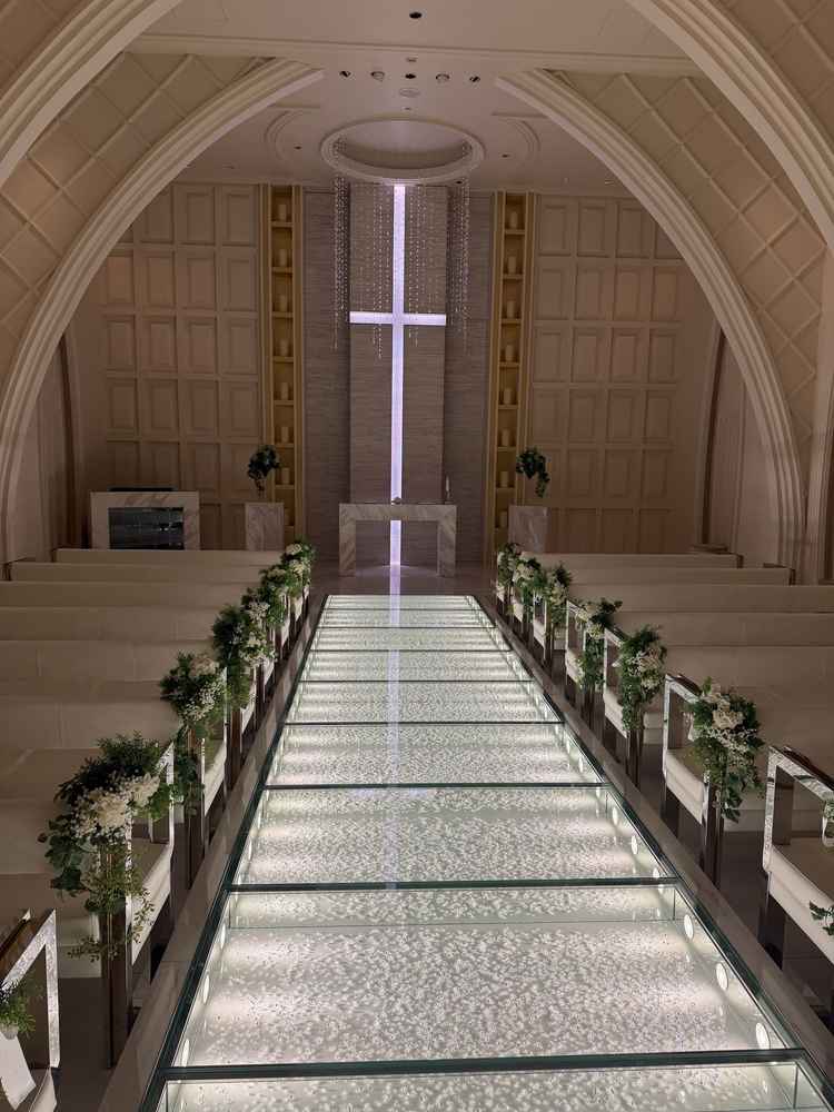 チャペル、ダイヤモンドでキラキラのイメージが良い。白を基調にした感じが綺麗系でいいと思った。