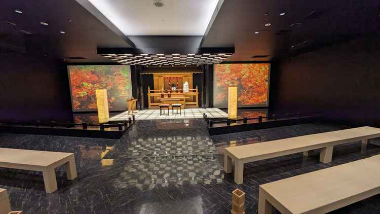 エテルナ本館の和装神殿です。モニターの風景は変えれるとのこと。