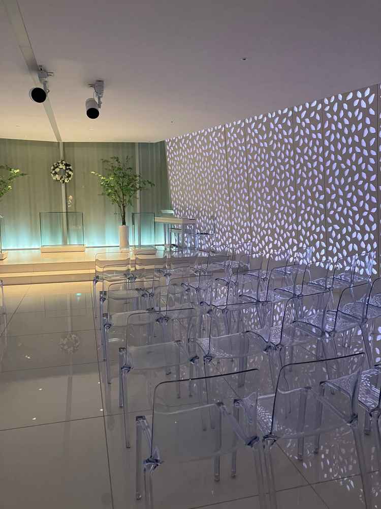 最上階に位置するチャペルは、カーテンが開くと静岡の街や海、山まで見渡すことができ最高のロケーションで