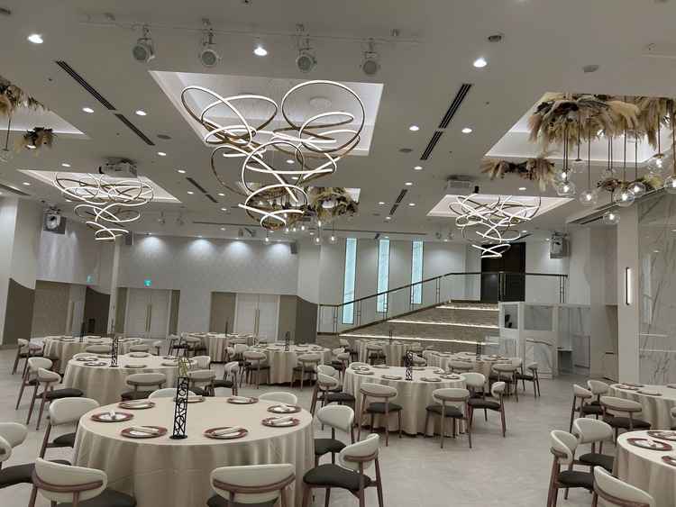 披露宴会場のフィガロはコンコードとは違った雰囲気で部屋全体が洗練されていて綺麗でした。